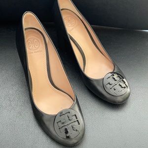Tory Burch Powder Coated Shiny Logo Pumps